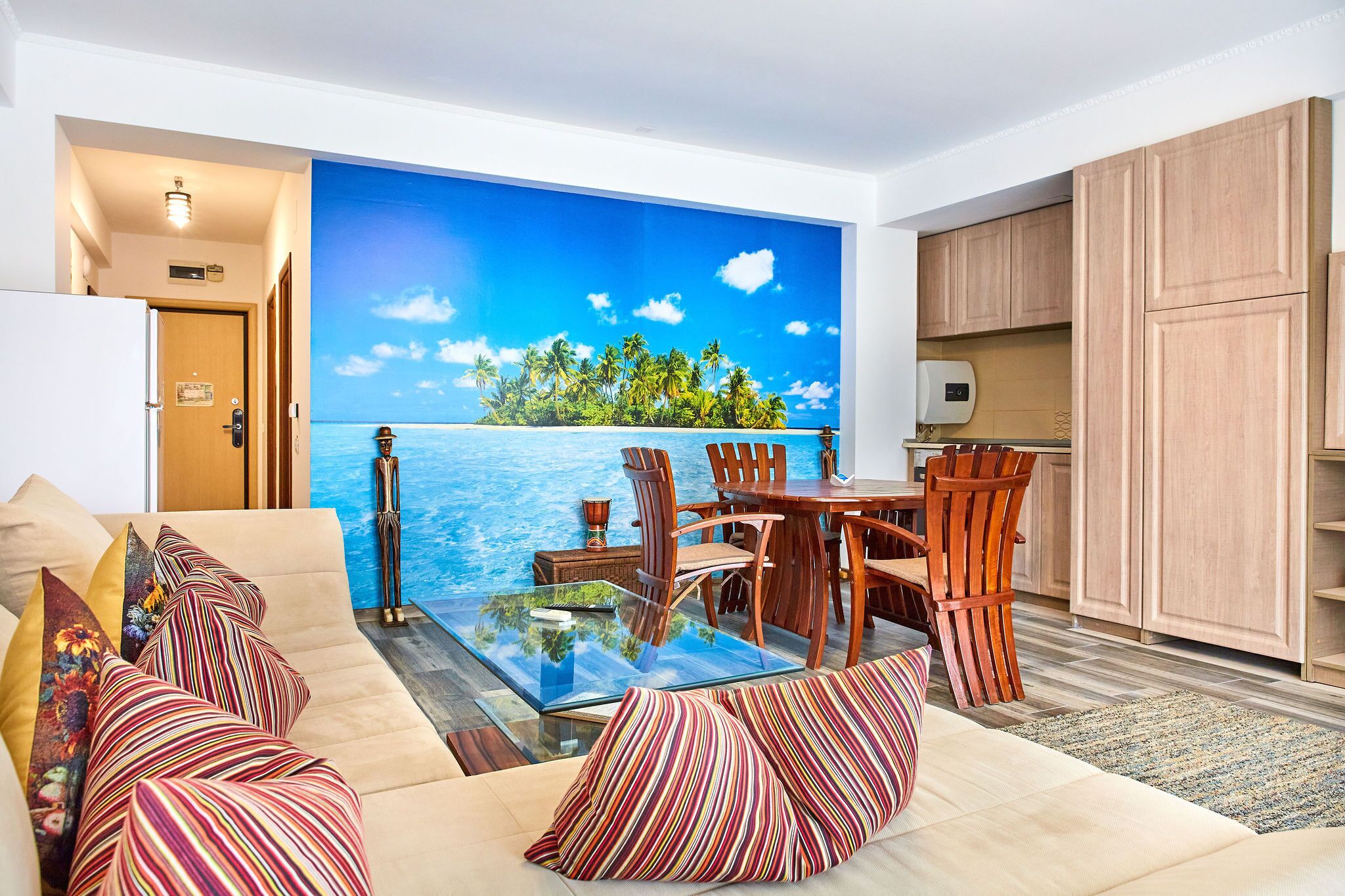 Luksushuoneisto | Oleskelualue | 100–tuumainen LED-televisio, jossa satelliittikanavat