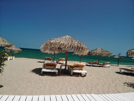 Playa privada, sombrillas