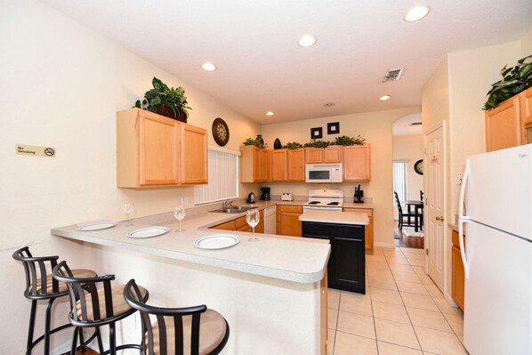 House, 5 Bedrooms | Private kitchen