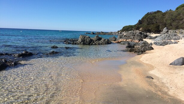 A beach with clear shallow waters, rocky outcrops, and a sandy shore. - Demi Villa Dans u Quartier Résidentiel Avec Accès Privé à la Plage (Olmeto)