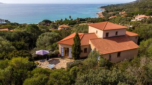 A Mediterranean-style villa with a stone patio, a small pool, and a view of the sea. - Demi Villa Dans u Quartier Résidentiel Avec Accès Privé à la Plage (Olmeto)