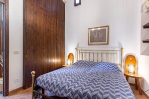 1 habitación, tabla de planchar con plancha, wifi y ropa de cama