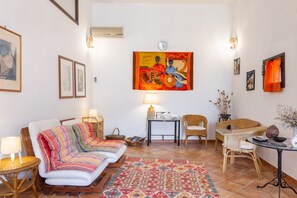 TV - GuestHost - Domus Perrone with patio&garden! 10min from sea! (Squinzano)