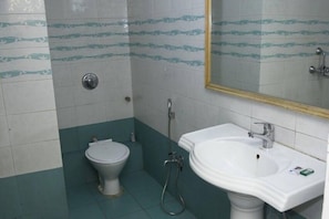 Shower, rainfall showerhead, free toiletries, bathrobes