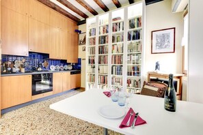 Kühlschrank, Ofen, Herdplatte, Wasserkocher mit Kaffee-/Teezubehör