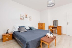 3 bedrooms, desk, iron/ironing board, WiFi