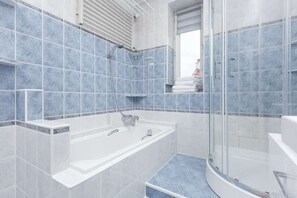 Badewanne, Haartrockner, Handtücher, Shampoo