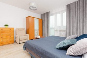 3 bedrooms, desk, iron/ironing board, WiFi