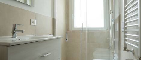 Appartement de base, 1 lit double et 1 canapé-lit | Salle de bain | Baignoire, serviettes fournies