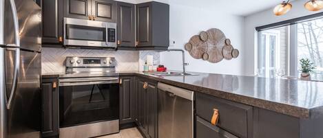 ثلاجة، ميكروويف، فرن، موقد طهي مسطح