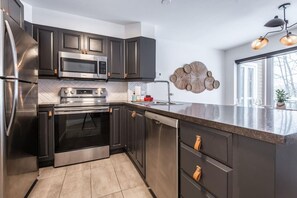 雪櫃、微波爐、焗爐、爐具