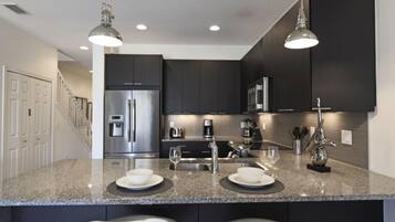 Townhome, 3 Bedrooms | Private kitchen