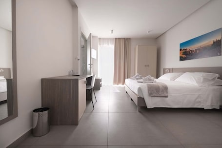 Ropa de cama de alta calidad, cubrecamas y minibar . Hotel 1921