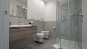 Douche, douche à « effet pluie », sÚche-cheveux, bidet