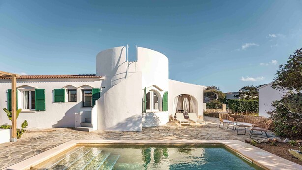 A modern villa with a swimming pool, stone flooring, and green shutters. - Tord | Villa with pool and air conditioning! (Cala Blanca (Ciutadella De Menorca) (Urbanitzacio))