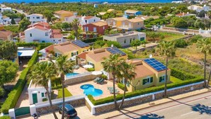 A residential area with houses, a swimming pool, and solar panels. - Linardo 1, Villa with pool and air conditioning (Ciutadella De Menorca)