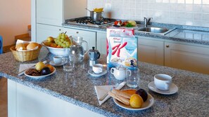 Frigorifero, microonde, piano cottura, lavastoviglie