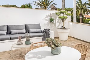 Outdoor dining - Apartment with air conditioning and large pool! (Santandria (Platja))