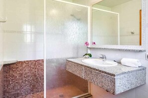 Secadora de cabello, toallas, papel de baño 