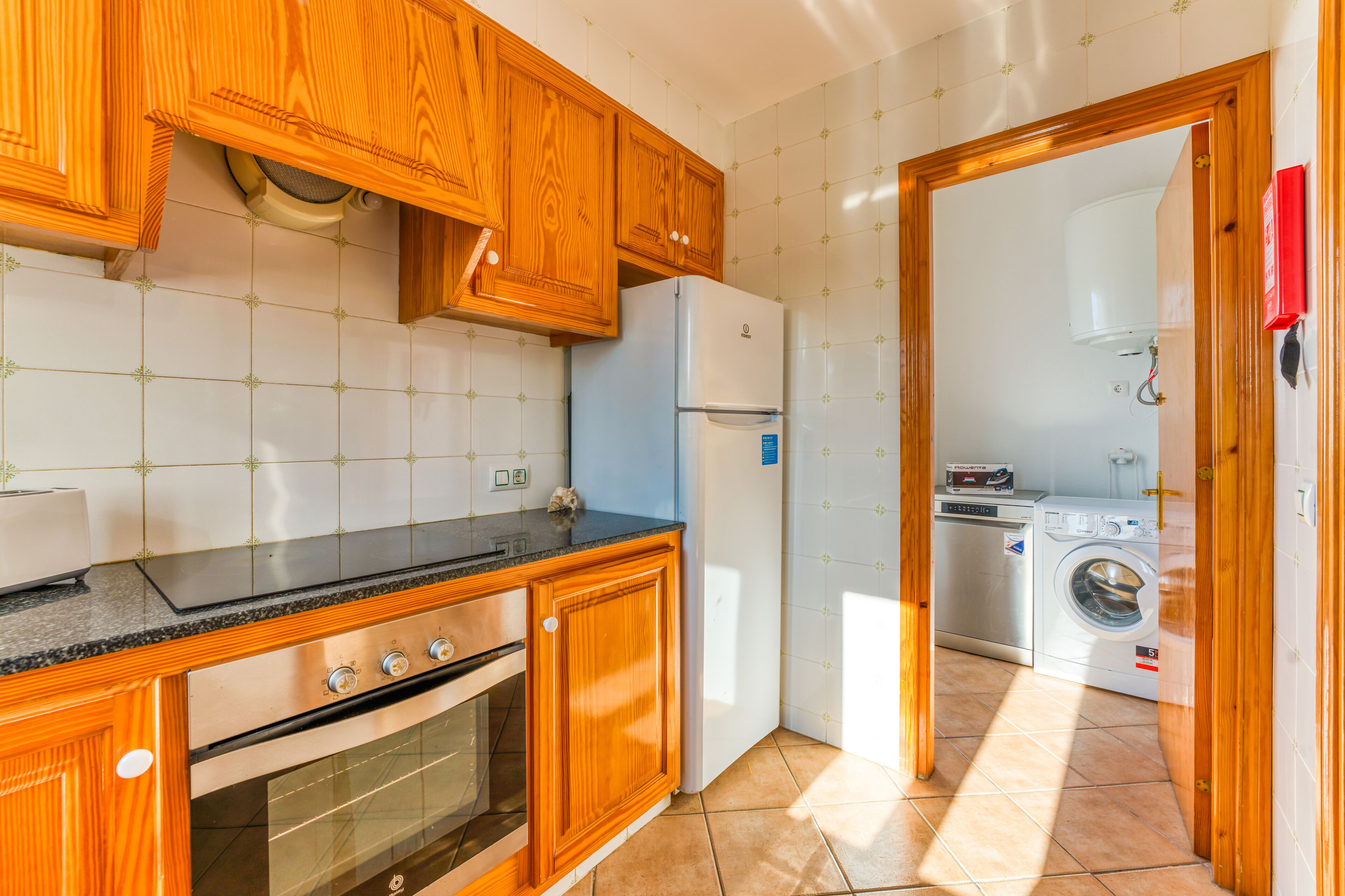 Een koelkast, een microgolfoven, een oven, een vaatwasser