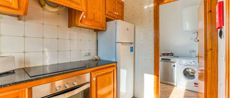 Jääkaappi, mikroaaltouuni, uuni, astianpesukone