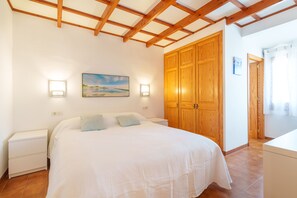 3 bedrooms, iron/ironing board, travel cot, free WiFi