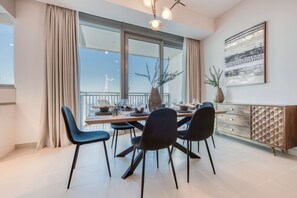 Deluxe Apartment | Dining room - Maison Privee - 5242 Emaar (Dubai)