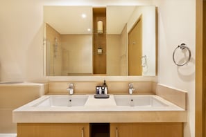 Apartment, 2 Schlafzimmer, Meerblick | Badezimmer | Kostenlose Toilettenartikel, Haartrockner, Bidet, Handtücher