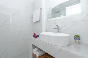 Buồng tắm vòi sen, đồ dùng nhà tắm miễn phí, máy sấy tóc, khăn tắm 