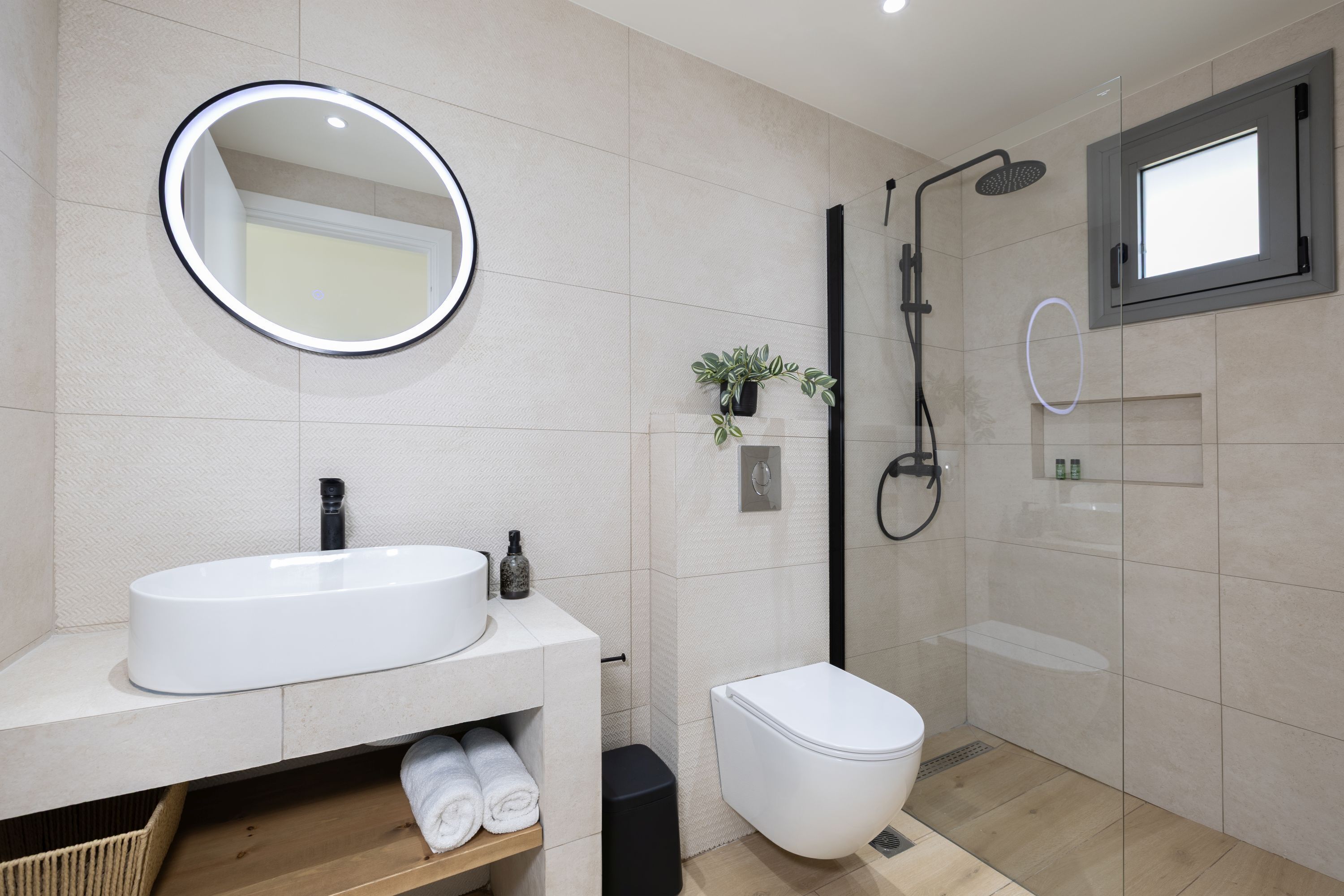 Basic Studio, Mountain View | Bathroom | Shower, free toiletries, hair dryer, towels