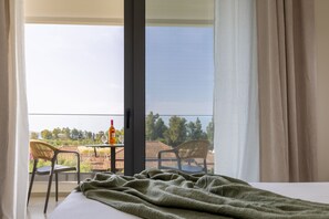 Basic Studio, Mountain View | In-room safe, free WiFi, bed sheets