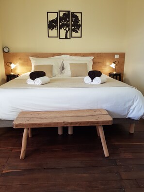 2 bedrooms, desk, iron/ironing board, travel cot - Gîte Cocooning, nature at your feet! **** L'Oustal d'André Cantal  (leynhac)