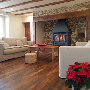 テレビ、暖炉、DVD プレーヤー、テーブルサッカー台