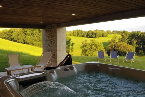 Outdoor spa tub