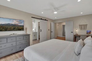3 bedrooms, desk, iron/ironing board, travel crib