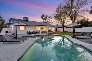 A heated pool - Slice Of Paradise, Remodel w/ FREE Heated Pool (Phoenix)