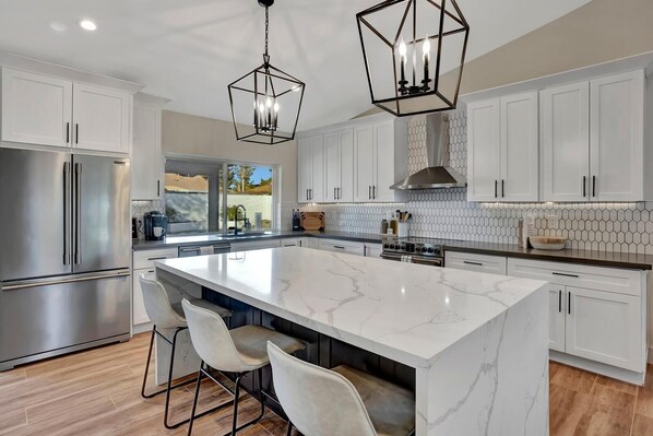 Kjøleskap, mikrobølgeovn, ovn og kokeplater