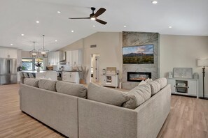 Smart-TV, peis, bøker og kontorer