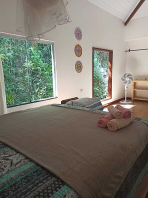 4 bedrooms, iron/ironing board, free WiFi, bed sheets