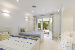 4 habitaciones, tabla de planchar con plancha, wifi y ropa de cama 