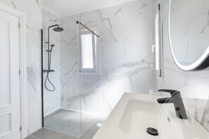 Een douche, een haardroger, handdoeken