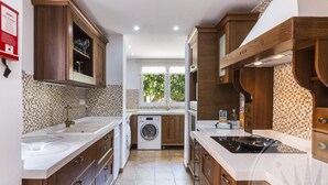 Cafetera y tetera, refrigerador, microondas y horno 
