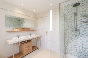 Shower, hair dryer, towels - La Manga Club Las Brisas Villa 588 (La Manga Club, Cartagena)