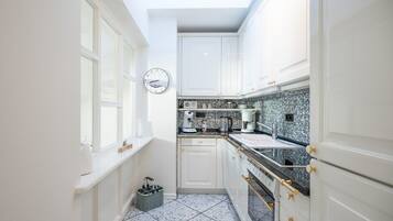 Refrigerador, horno, placa de cocina, lavavajillas