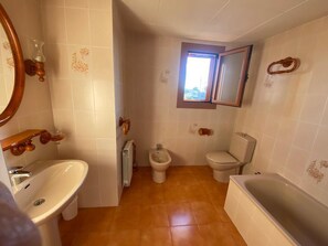 Baignoire, serviettes fournies, shampoing, papier toilette