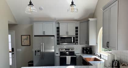 Beautiful Views! New chalet (cabin) in Ozark Mountains on Beaver Lake!