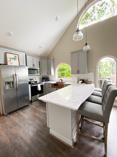 Beautiful Views! New chalet (cabin) in Ozark Mountains on Beaver Lake!