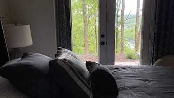 4 bedrooms, desk, iron/ironing board, free WiFi