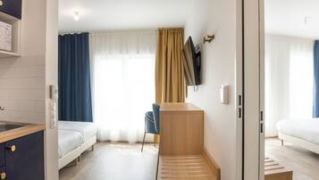 Luxe beddengoed, individueel gedecoreerd, een bureau, een laptopwerkplek