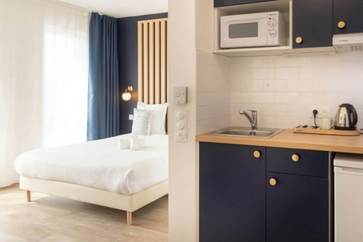 Ropa de cama de alta calidad y escritorio